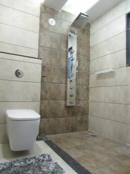 Modern and Stylish Bathroom with a Contemporary Design