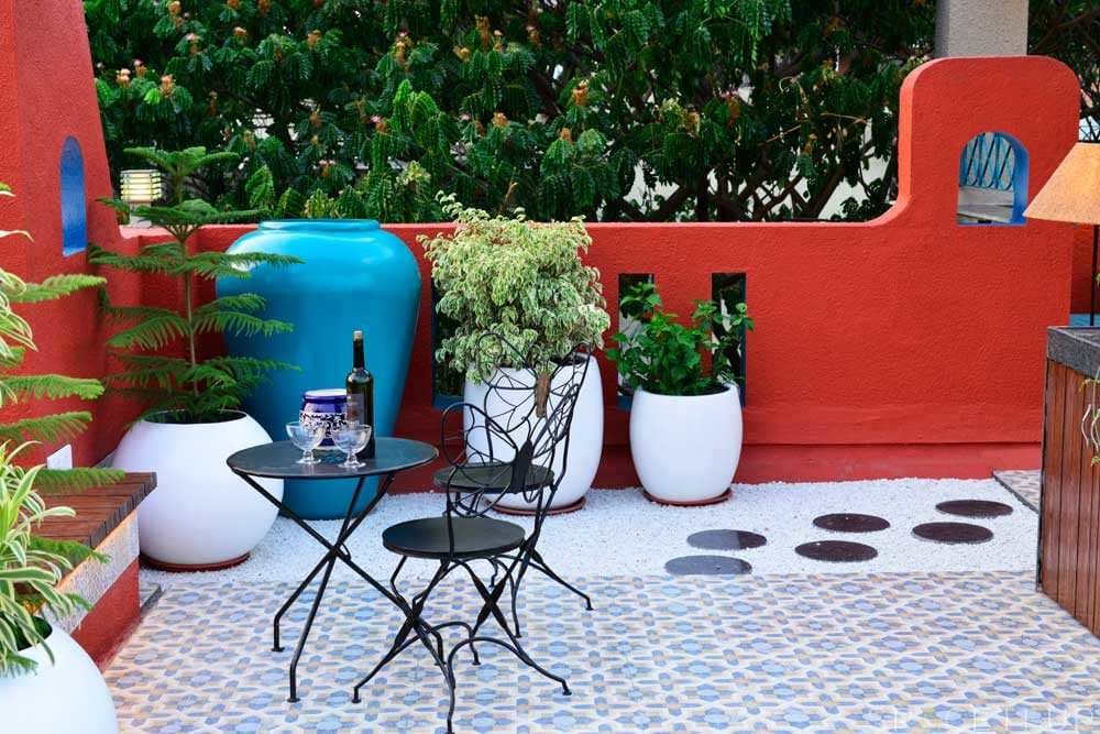 Home-Garden-on-Terrace-Floor-having-Parapet-Wall-with-Red-Wall-Paint-having-Voids-with-Blue-Wall-Paint-5 Design Detail Banner 4