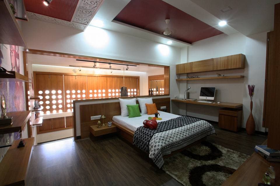 Modern bedroom with an interesting use of wood Modern bedroom with an interesting use of wood