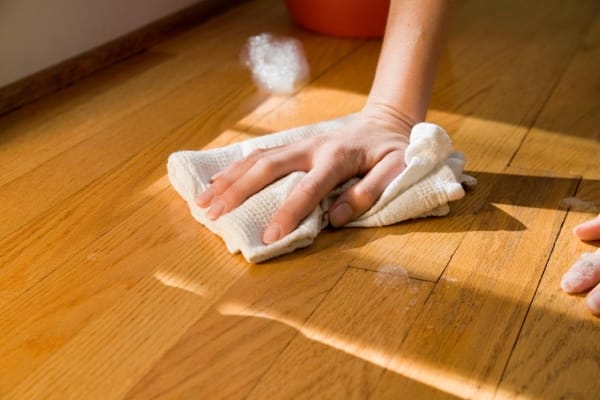 Use of Baking Soda for Removing Stains from Vinyl and Wood Flooring
