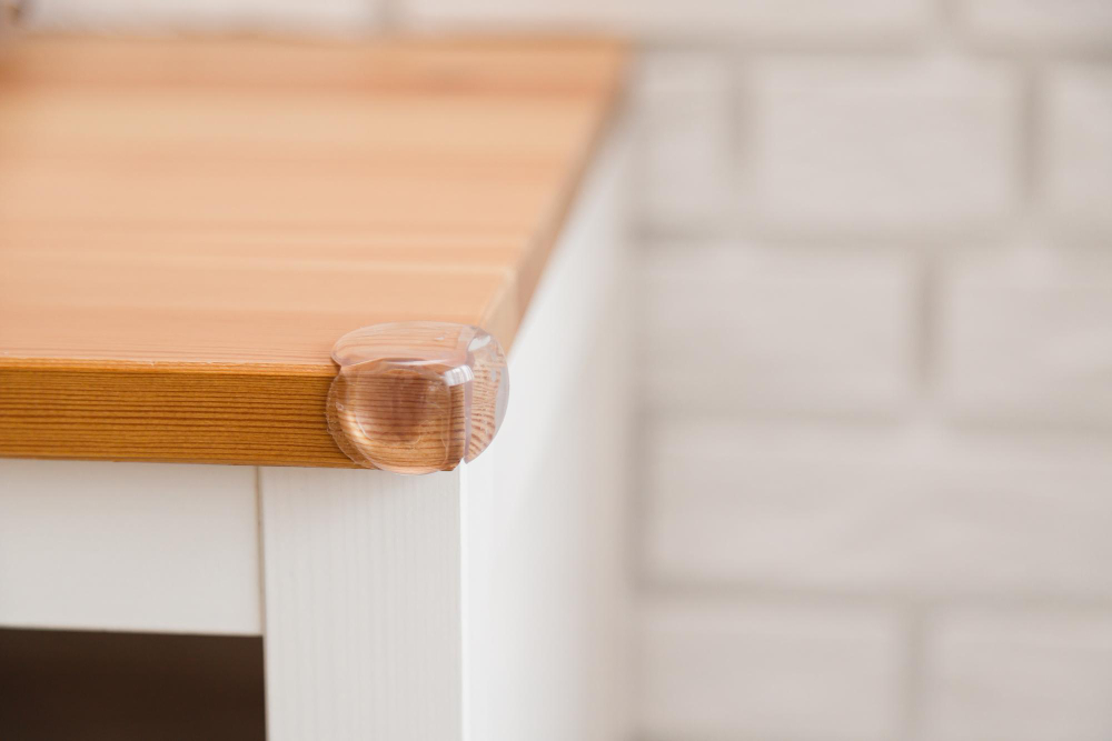 Edge Guards for Corners of Table