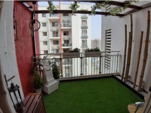 Balcony designed with Artificial Grass Mat on the Floor with Pedestal Statue