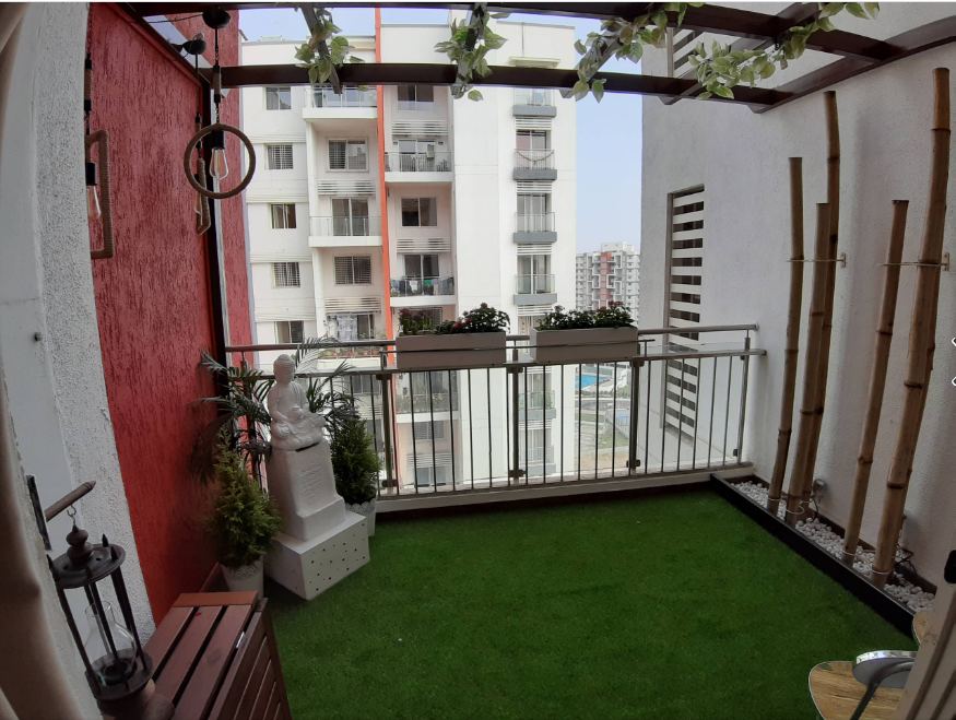 Balcony designed with Artificial Grass Mat on the Floor with Pedestal Statue