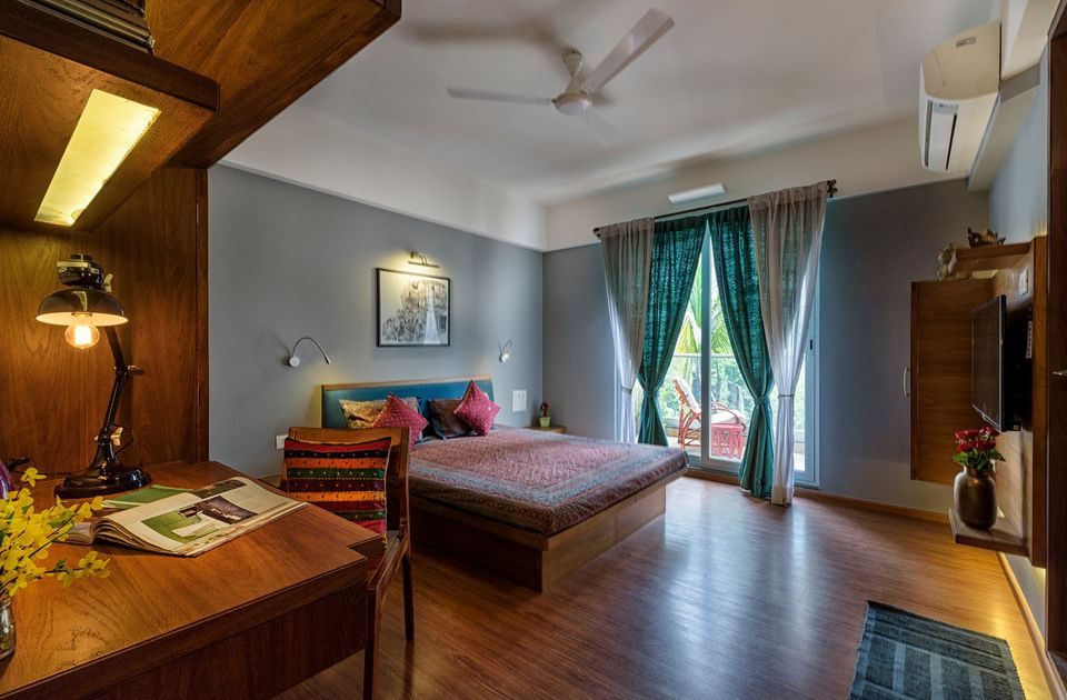Simple-Traditional-Bedroom-has-Wooden-Furniture