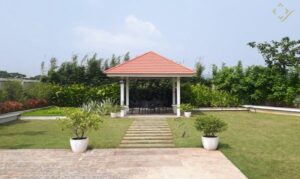 Gazebo-Accommodating-Outdoor-Seating-in-Garden