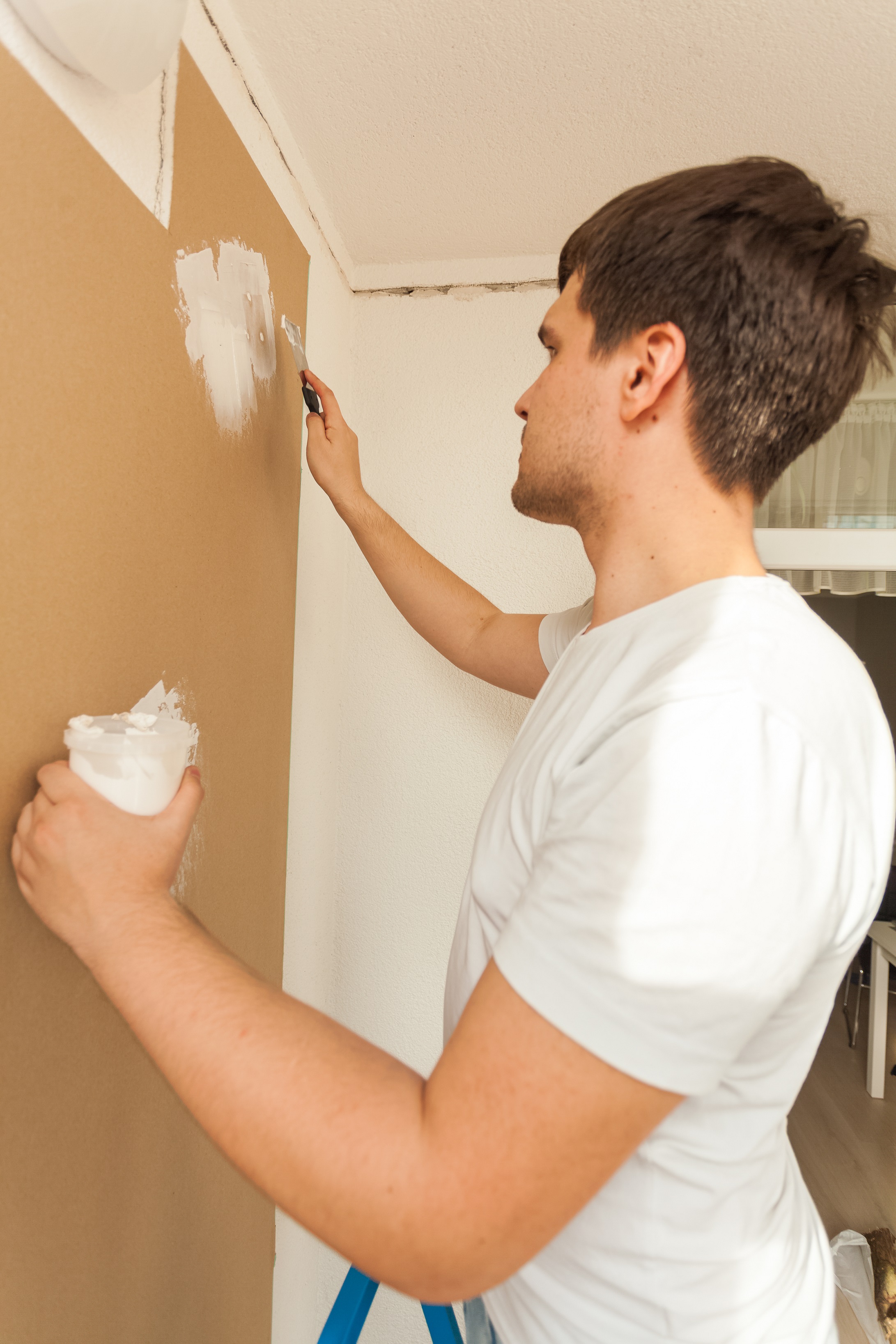 Filling Hole or Crack with Taping Knife Filling Hole or Crack with Taping Knife