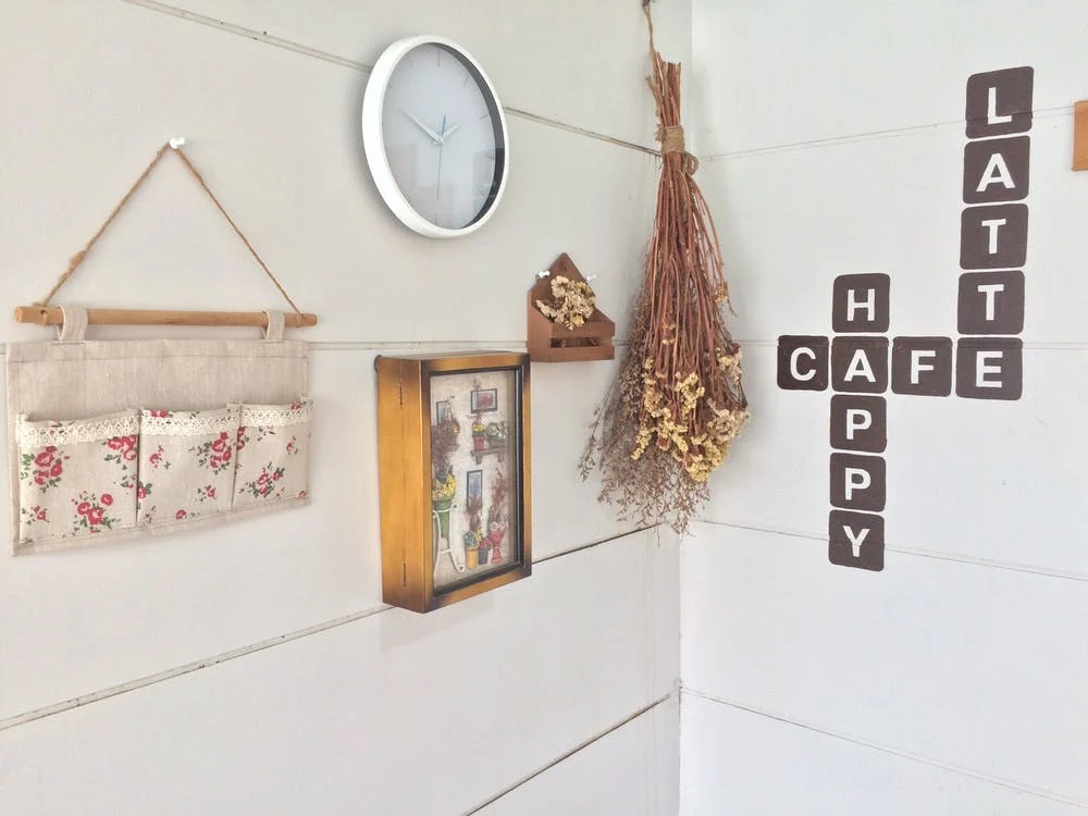 Hanging objects on wall