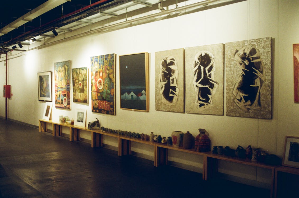 Hanging Pictures in Single Row