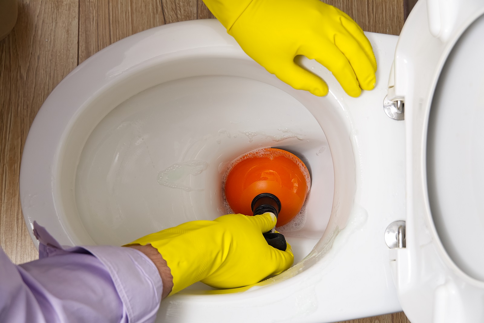 Unclog Toilet using Plunger
