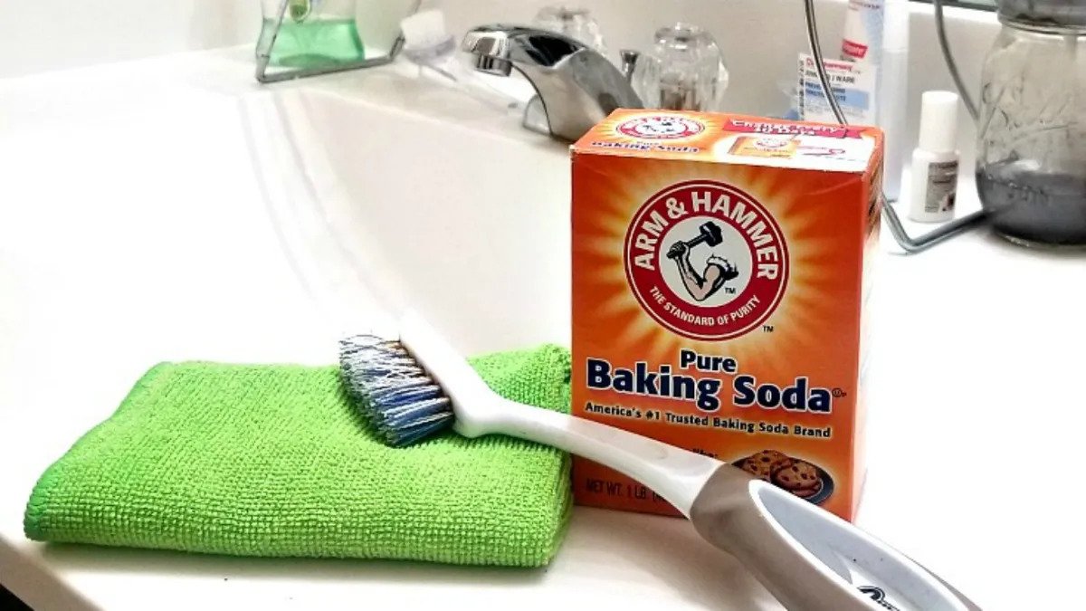 Use Baking Soda to Remove Tough Stains from Bathtub Use Baking Soda to Remove Tough Stains from Bathtub