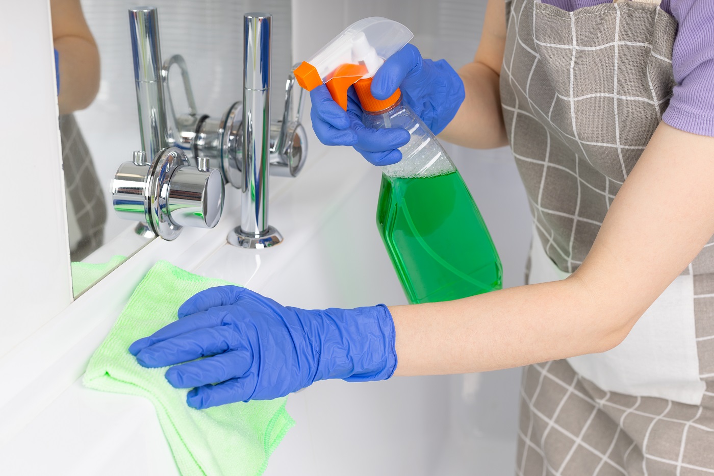Wiping Bathtub using Cloth Wiping Bathtub using Cloth