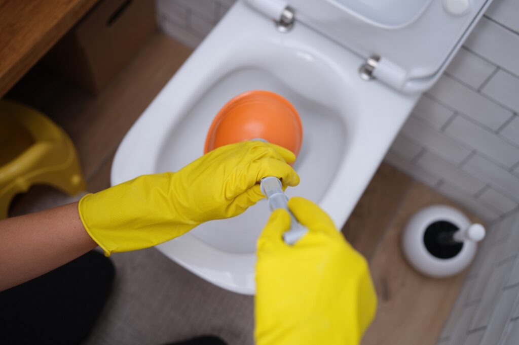 Use Plunger to Fix Sewer Backup Use Plunger to Fix Sewer Backup