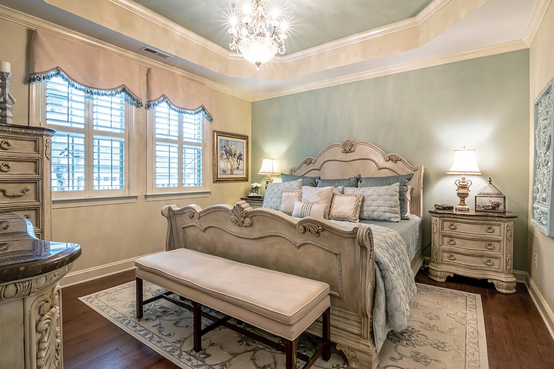 Vintage – or Antique Bedroom Decor Vintage – or Antique Bedroom Decor