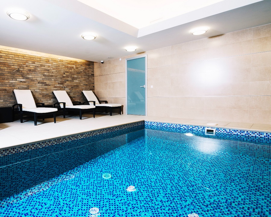 Indoor swimming pool for zen feeling
