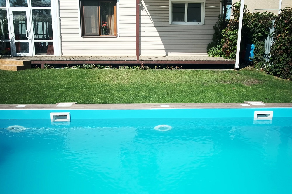 Skimmers and returns in the pool