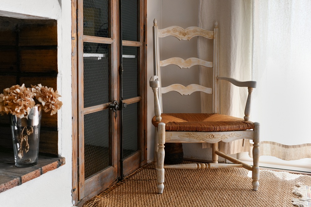 Use Rustic Elements While Decorating With Antiques