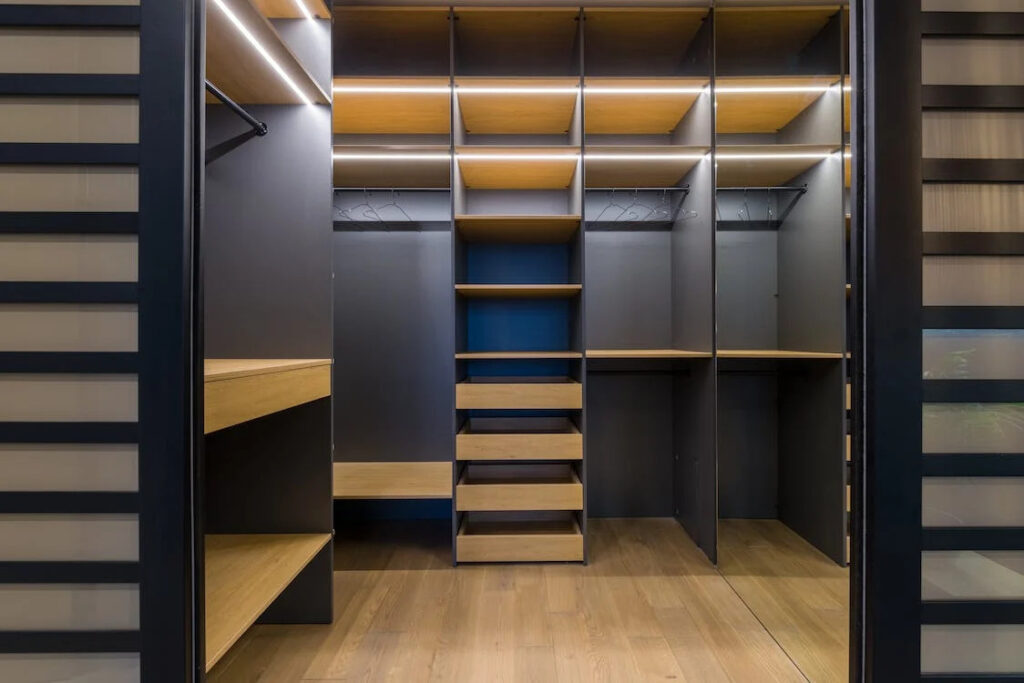 Placing drawers and hanging rods in a closet Placing drawers and hanging rods in a closet