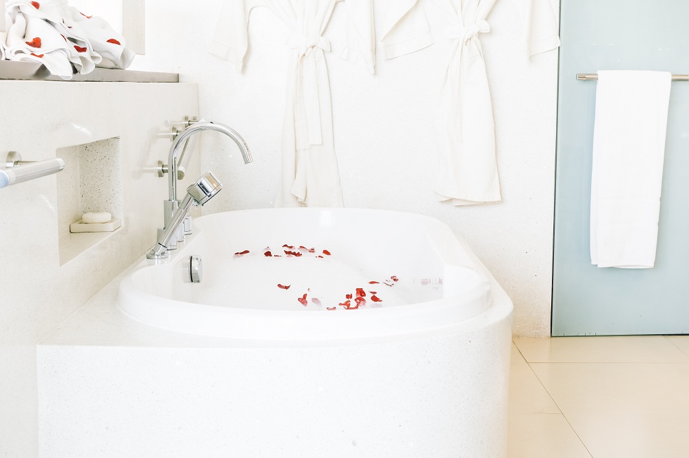 Decorating a swim spa with towels