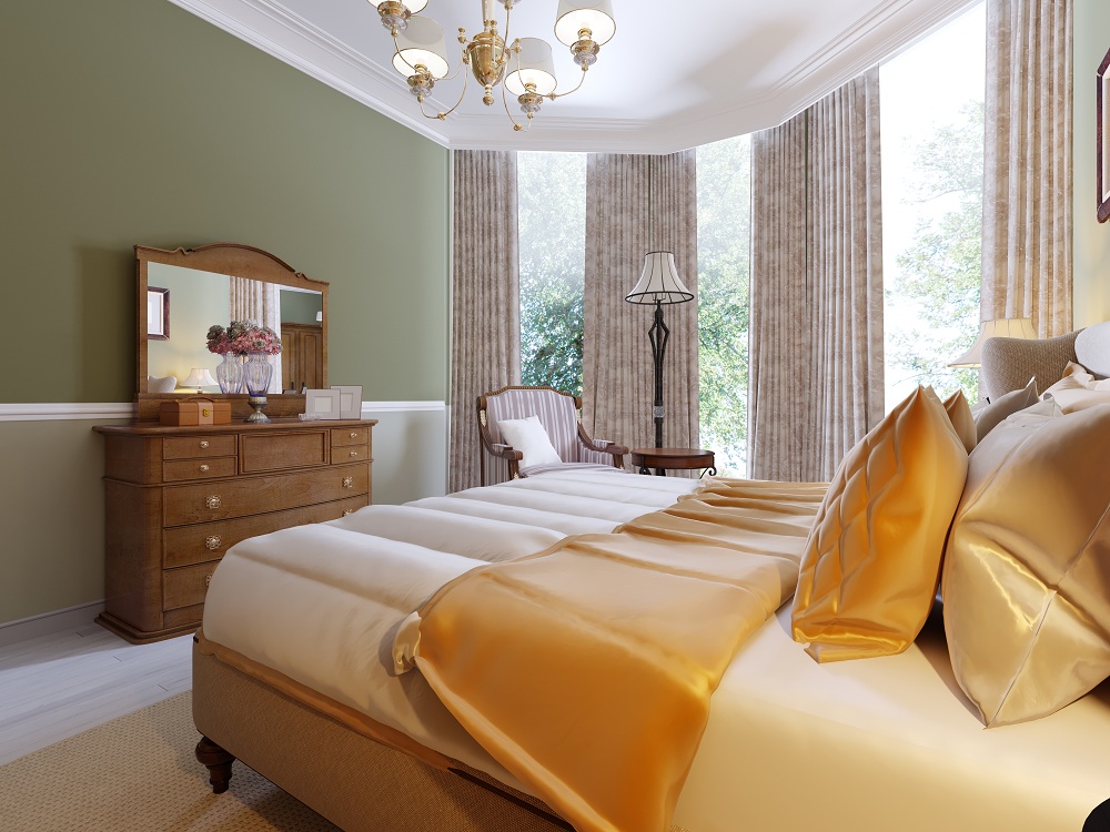 Traditional style bedroom set with mirror