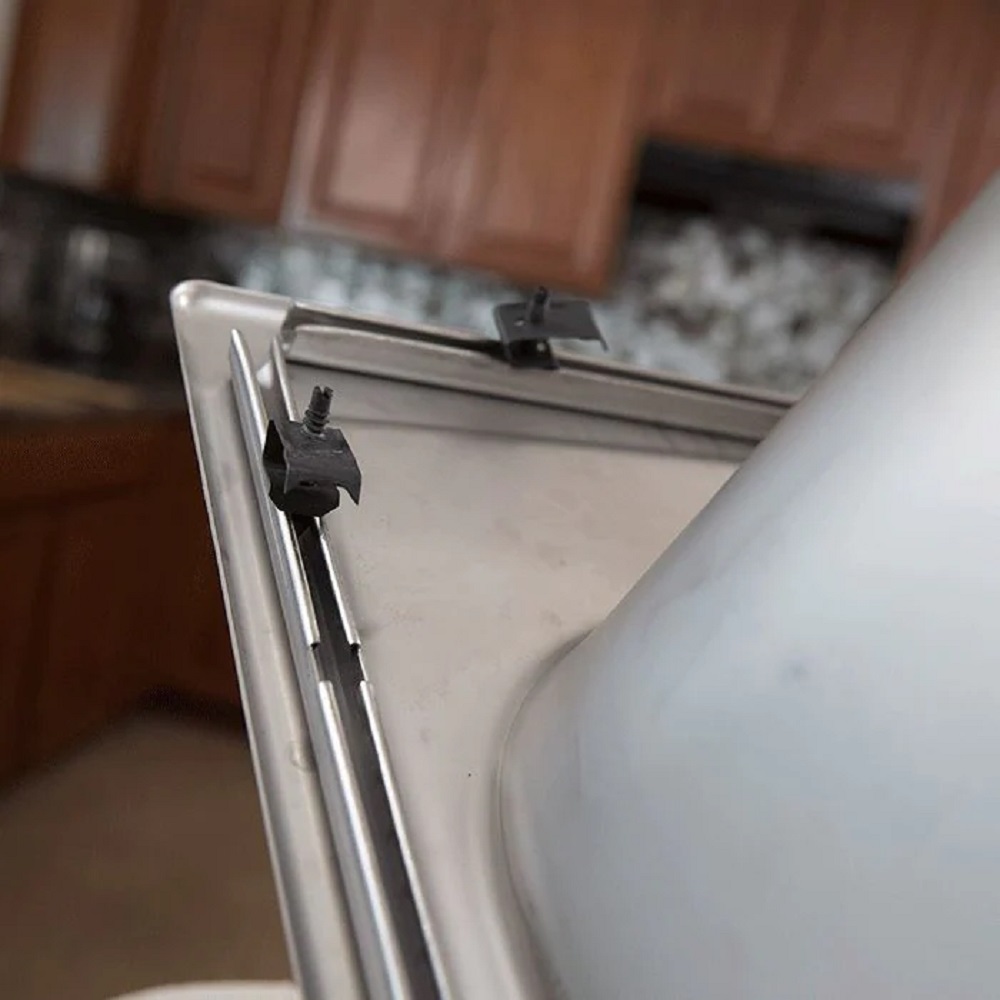Connect The Metal Sink Clips Connect The Metal Sink Clips