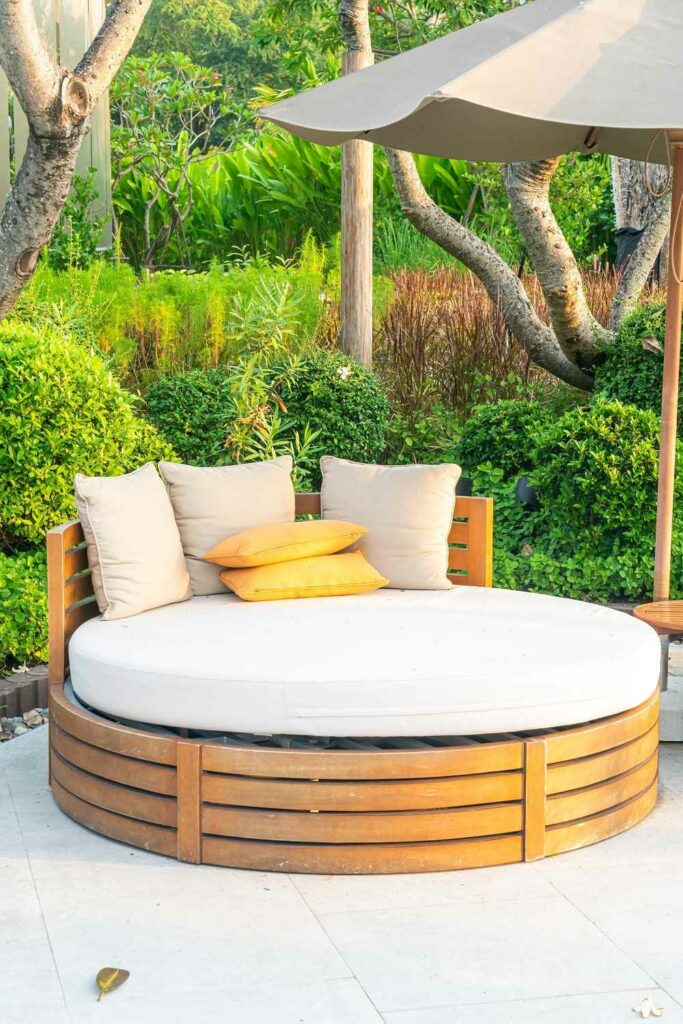 Divan With a Shed Divan With a Shed