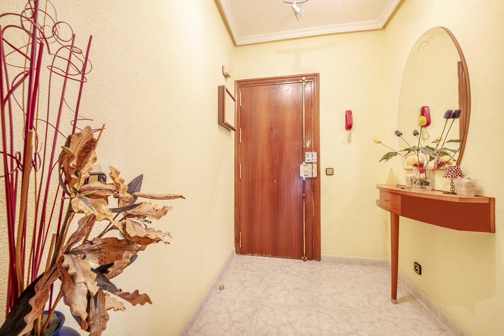 Inviting Entrance Corner Decoration