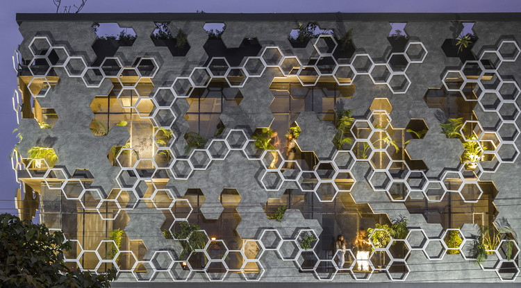 Hexalace
