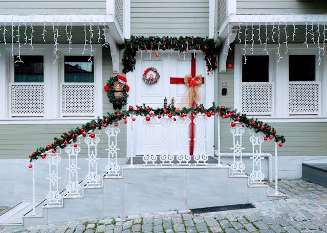 Garlanding Outdoor For Christmas Celebrations