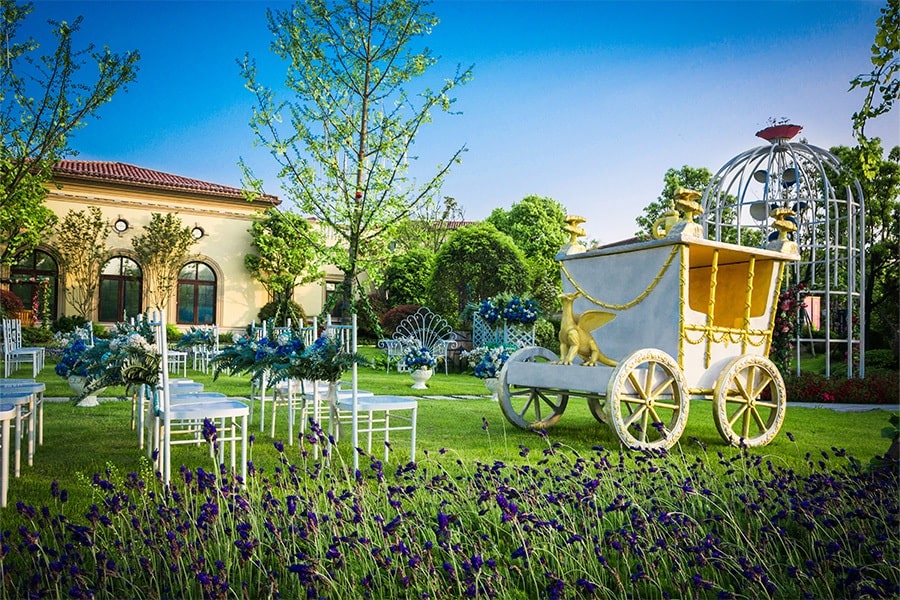 Home Outdoor Wedding with Cart as Décor Element