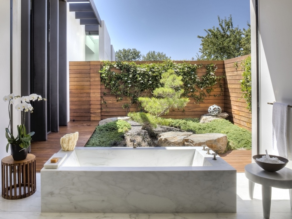 Textured bathtub in Jennifer Aniston home Textured bathtub in Jennifer Aniston home