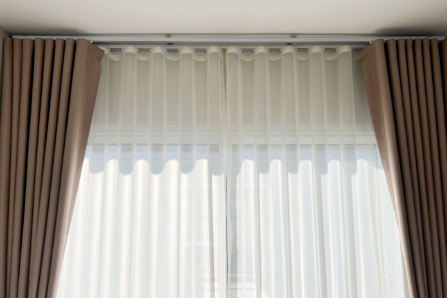 Curtain running on curtain tracks Curtain running on curtain tracks