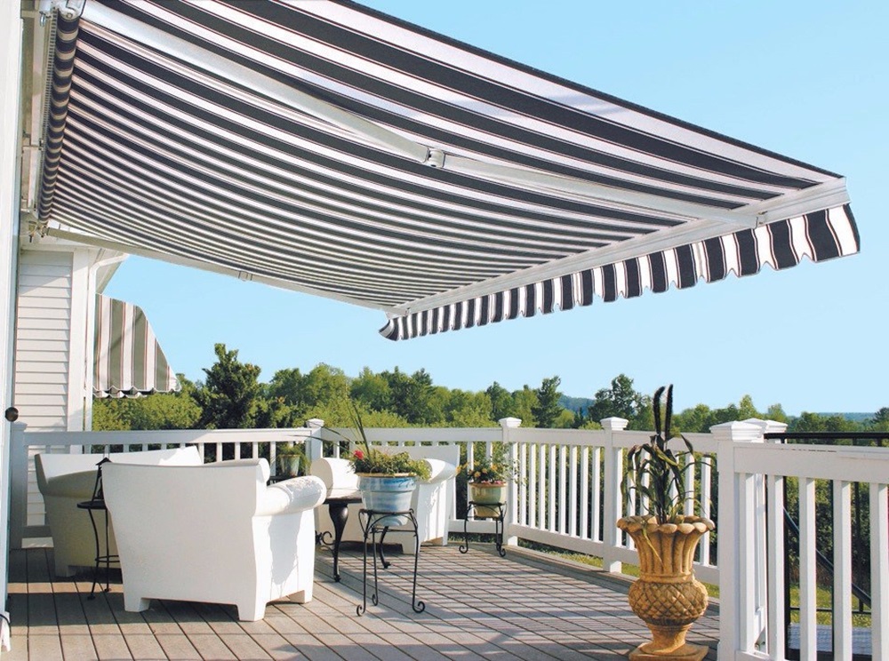 Retractable awnings in Balcony