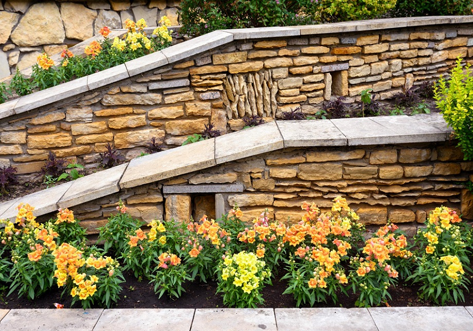 Use Retaining Wall to Prevent Soli Erosion around Home