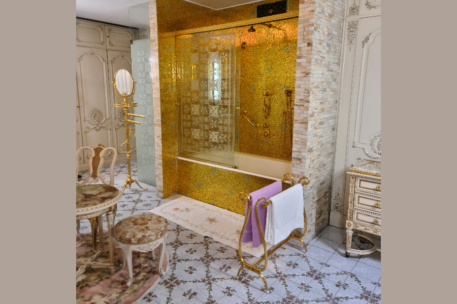 Small Shower Room with Golden Touch