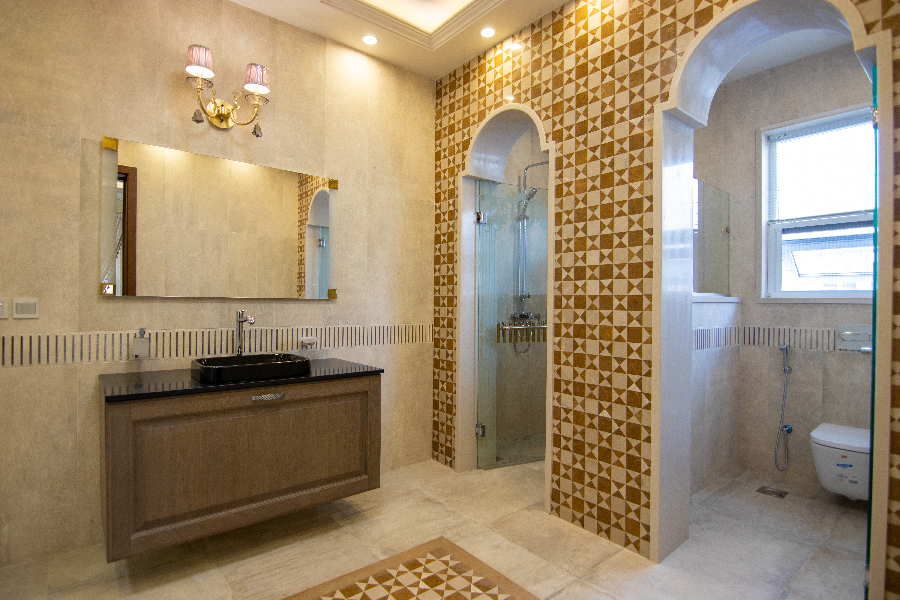 Traditional Style Shower Room