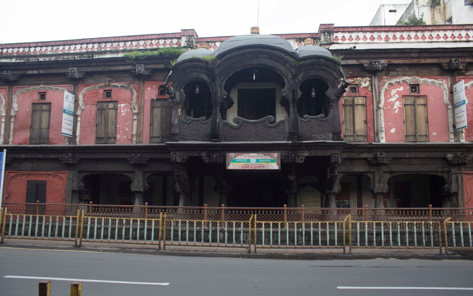 Jharokhas in Wada
