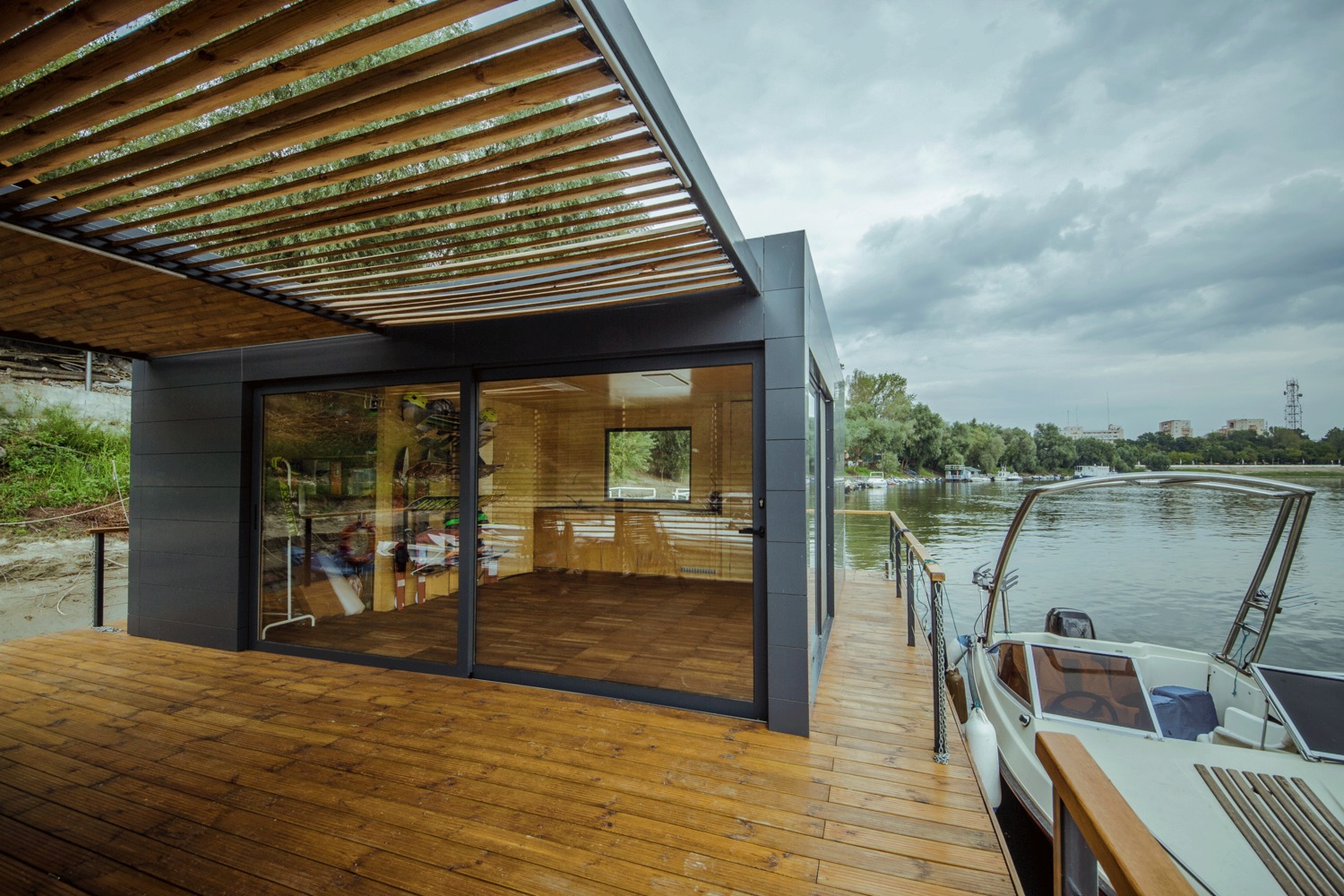 DOC Temporary Floating House, Romania