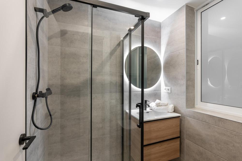 Durability of Semi-Frameless Shower Screens