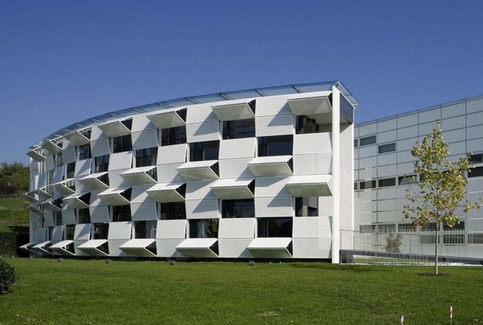 Dynamic Kinetic Façade of Kiefer Technic Showroom