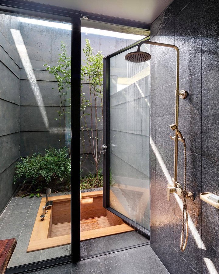 Part Indoor-Outdoor Shower