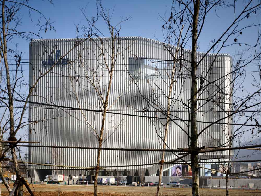 Stacked Profile Kinetic Façade of Galleria Centre City in South Korea