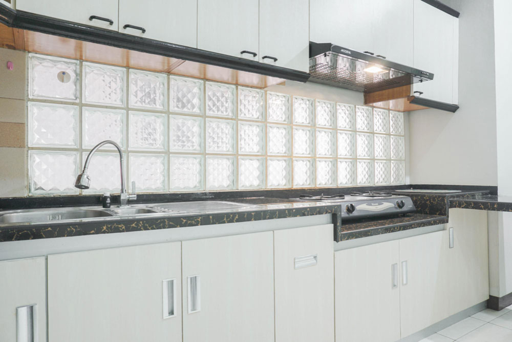 Beautiful Kitchen Backsplash with Reflective Tiles