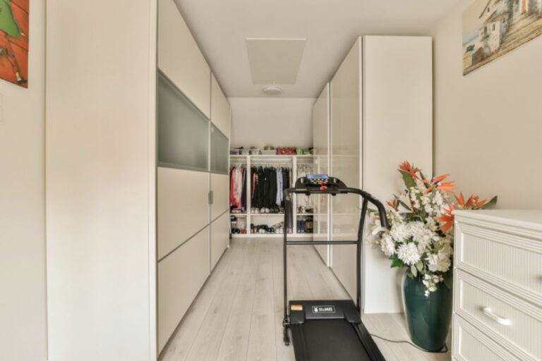 18+ Walk-In Closet Designs for Compact Spaces