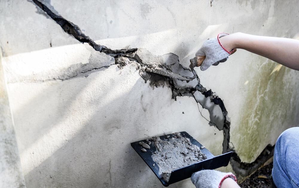 Applying Sealant on Wall Cracks