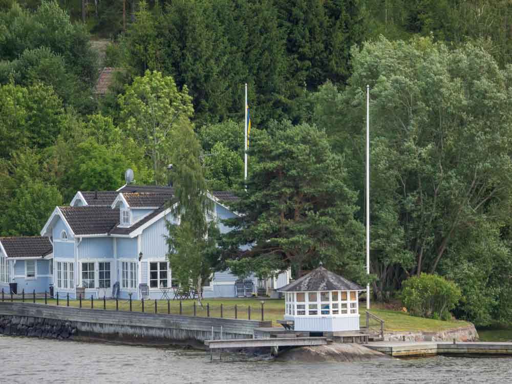 Lakefront Home Design with Durable Finishes